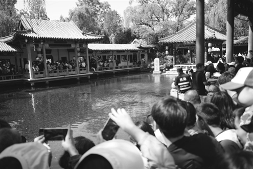 5月1日,游客在济南趵突泉游览,“五一”假期,人们走出家门,旅游休闲,乐享时光。 新华社发